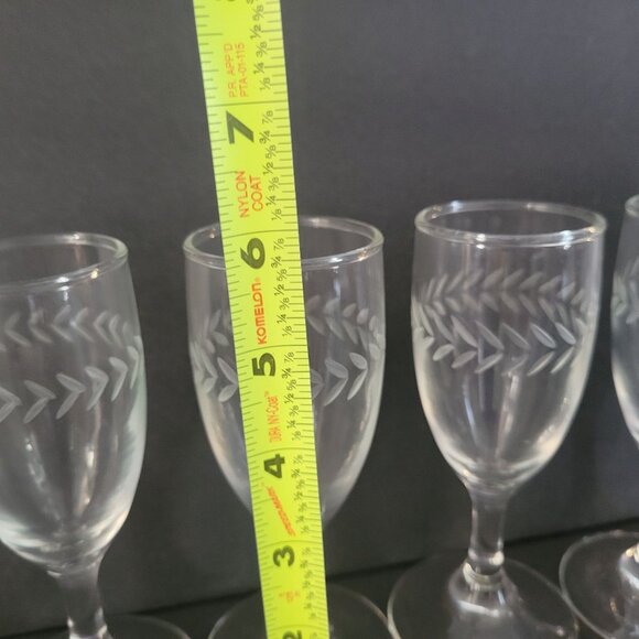 Set Of 4 Etched Glass Wine glasses Laurel LeafDesign 6" Tall Elegant Stemware - Picture 3 of 5